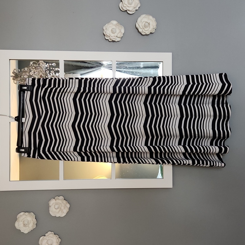 Amy Byer kids size 16 black and white skirt